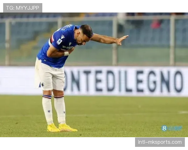 聚焦:39岁老将夸利亚雷拉训练后加练传中,向年轻队员示范脚法